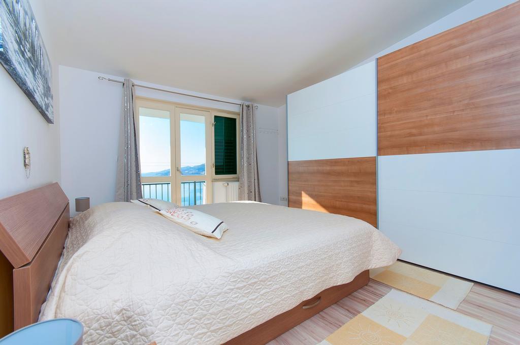 Apartment Lelas Omiš Exteriör bild