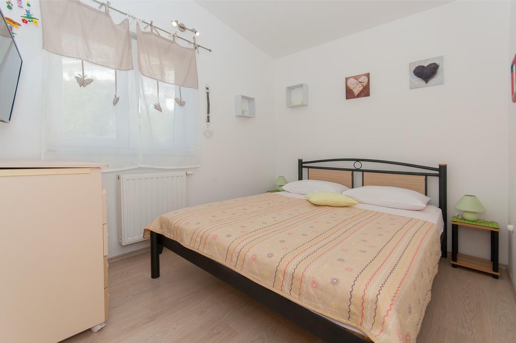 Apartment Lelas Omiš Exteriör bild