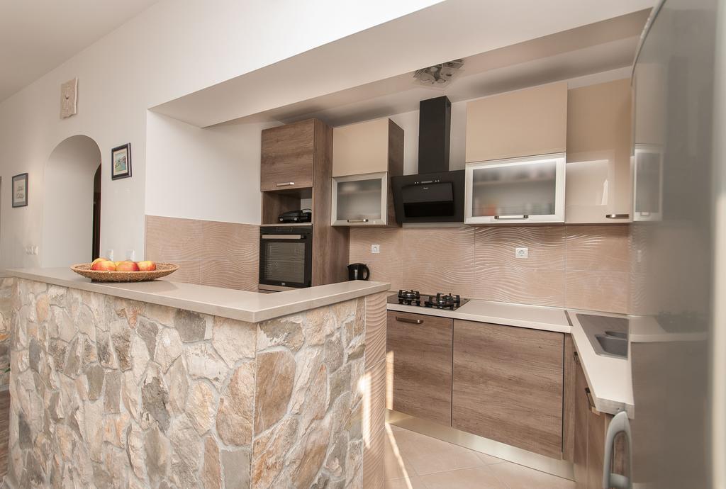 Apartment Lelas Omiš Exteriör bild