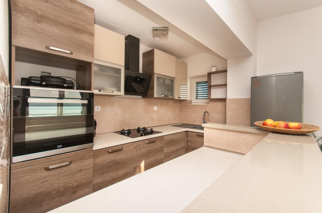 Apartment Lelas Omiš Exteriör bild