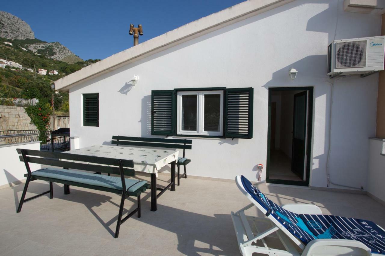 Apartment Lelas Omiš Exteriör bild